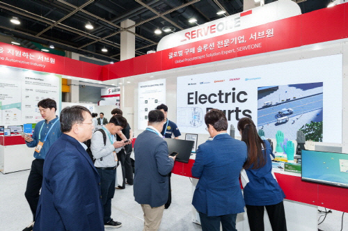 서브원은 현대차·기아, 자동차부품산업진흥재단과 공동으로 4월 23일부터 25일까지 서울 양재동 aT센터에서 '2025 자동차부품산업 ESG·탄소중립 박람회'를 개최했다.  업계 관계자들이 서브원 부스에서 자동차 부품사에 필요한 ESG 솔루션 등을 살펴보고 있다.